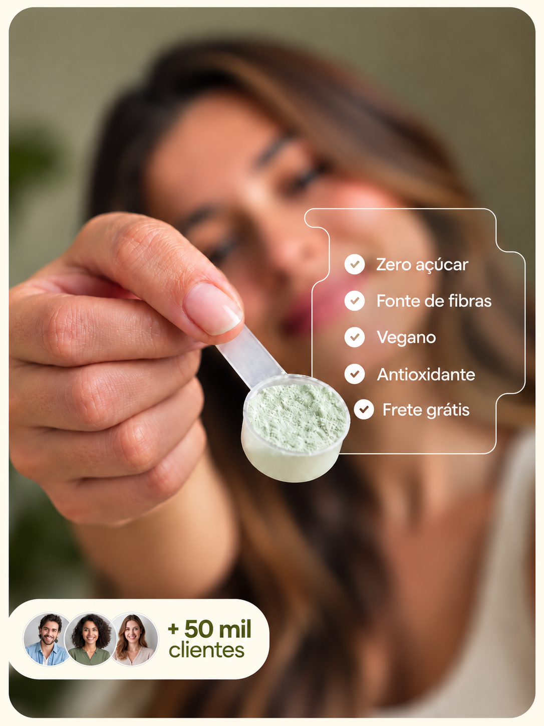 Mulher segurando um dosador de Fiber Active; benefícios e selo de mais de 50 mil clientes